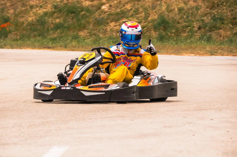 3. Combinaison et gants : l’armure du pilote