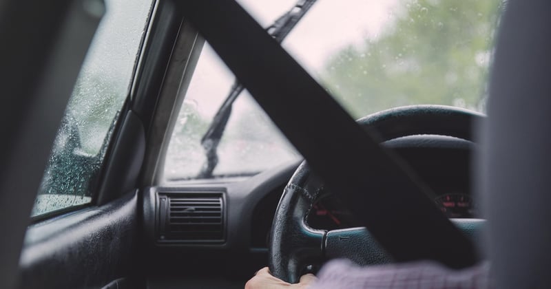 Gants de conduite : comment choisir la bonne paire pour une adhérence parfaite au volant
