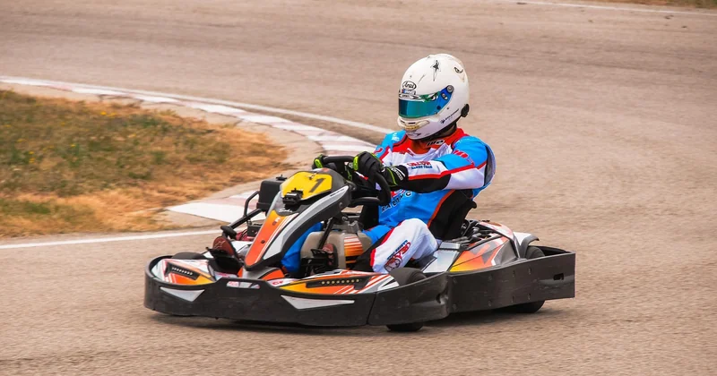 Comparatif : trois casques de karting abordables